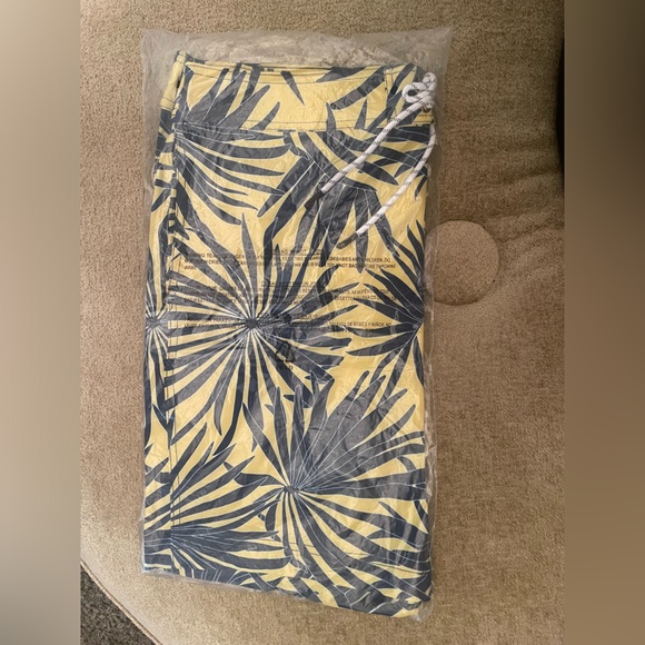 BRAND NEW LUCKY BRAND SWIM TRUNKS - Picture 1 of 2